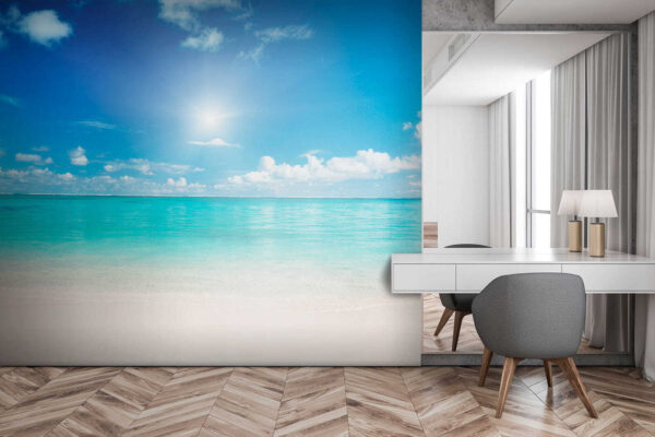 Blauer Himmel mit Wolken und ein Sandstrand Blauer Himmel mit Wolken und ein Sandstrand