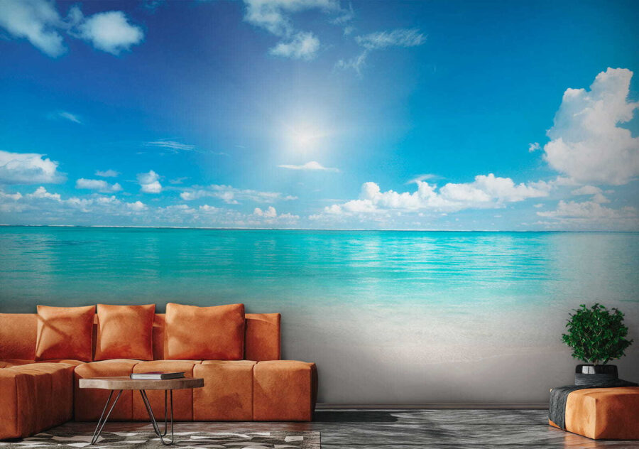 Blauer Himmel mit Wolken und ein Sandstrand