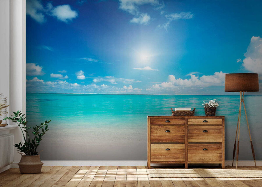 Blauer Himmel mit Wolken und ein Sandstrand