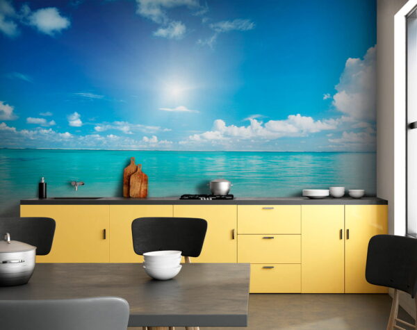 Blauer Himmel mit Wolken und ein Sandstrand Blauer Himmel mit Wolken und ein Sandstrand