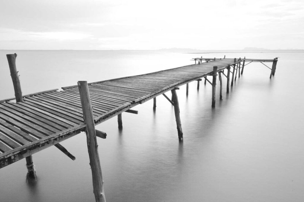 Lange Holzbrücke über das Wasser Lange Holzbrücke über das Wasser