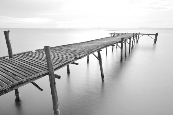 Lange Holzbrücke über das Wasser Lange Holzbrücke über das Wasser