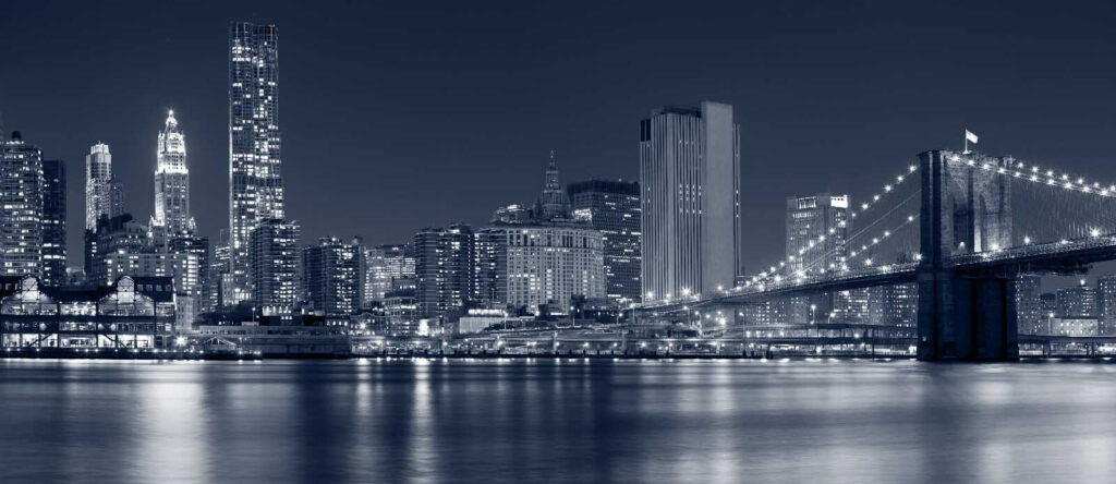 Skyline der Stadt bei Nacht mit einer Brücke über das Wasser Skyline der Stadt bei Nacht mit einer Brücke über das Wasser