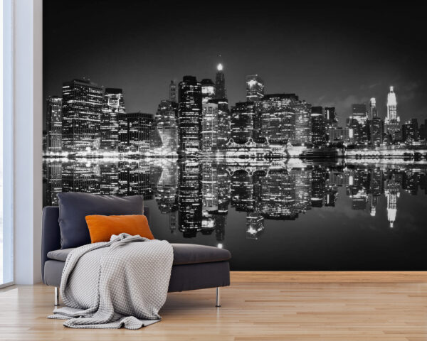 Skyline der Stadt bei Nacht mit sich auf dem Wasser spiegelnden Lichtern Skyline der Stadt bei Nacht mit sich auf dem Wasser spiegelnden Lichtern
