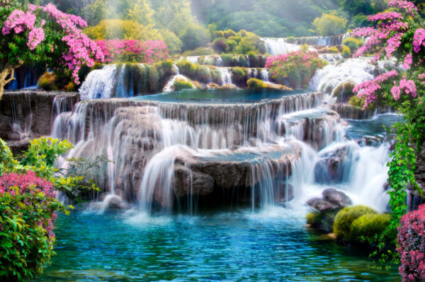 Wasserfall mit Blumen und Bäumen Wasserfall mit Blumen und Bäumen