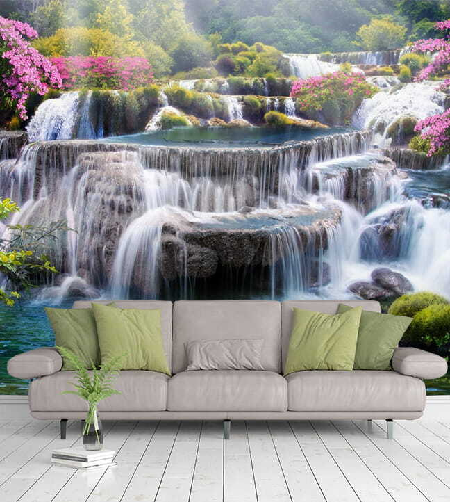 Wasserfall mit Blumen und Bäumen Wasserfall mit Blumen und Bäumen