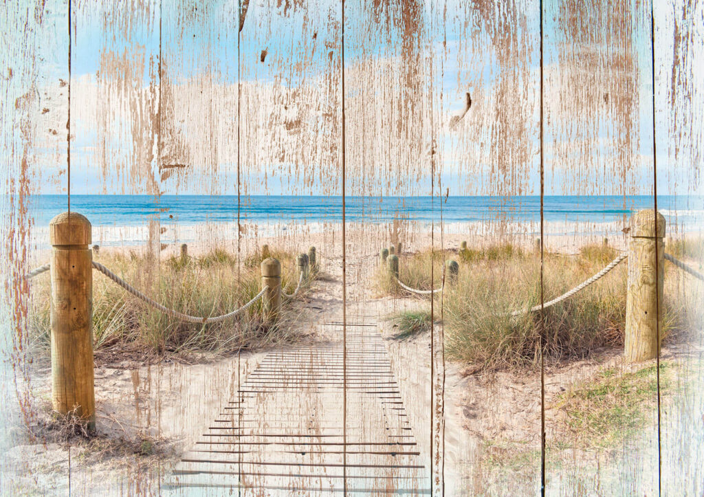 Holzpfad, der zu einem Strand führt Holzpfad, der zu einem Strand führt