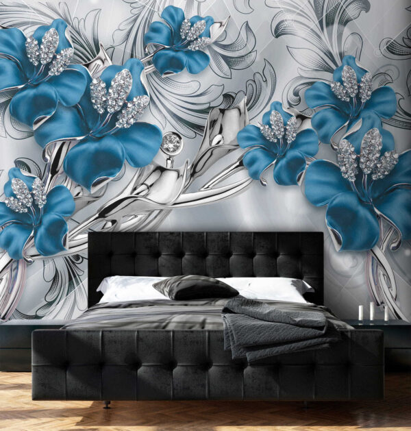 Silberne und blaue Blumen auf einem silbernen und schwarzen Hintergrund Silberne und blaue Blumen auf einem silbernen und schwarzen Hintergrund