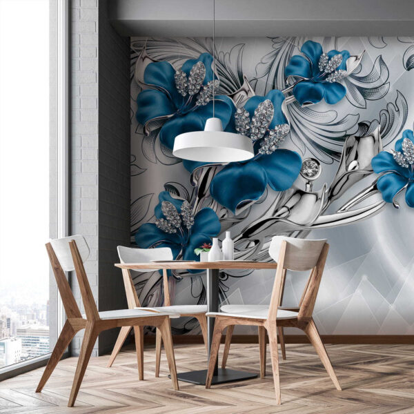 Silberne und blaue Blumen auf einem silbernen und schwarzen Hintergrund Silberne und blaue Blumen auf einem silbernen und schwarzen Hintergrund
