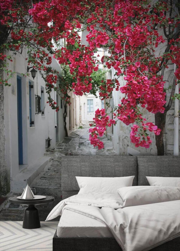 Steingasse mit rosa Blumen Steingasse mit rosa Blumen