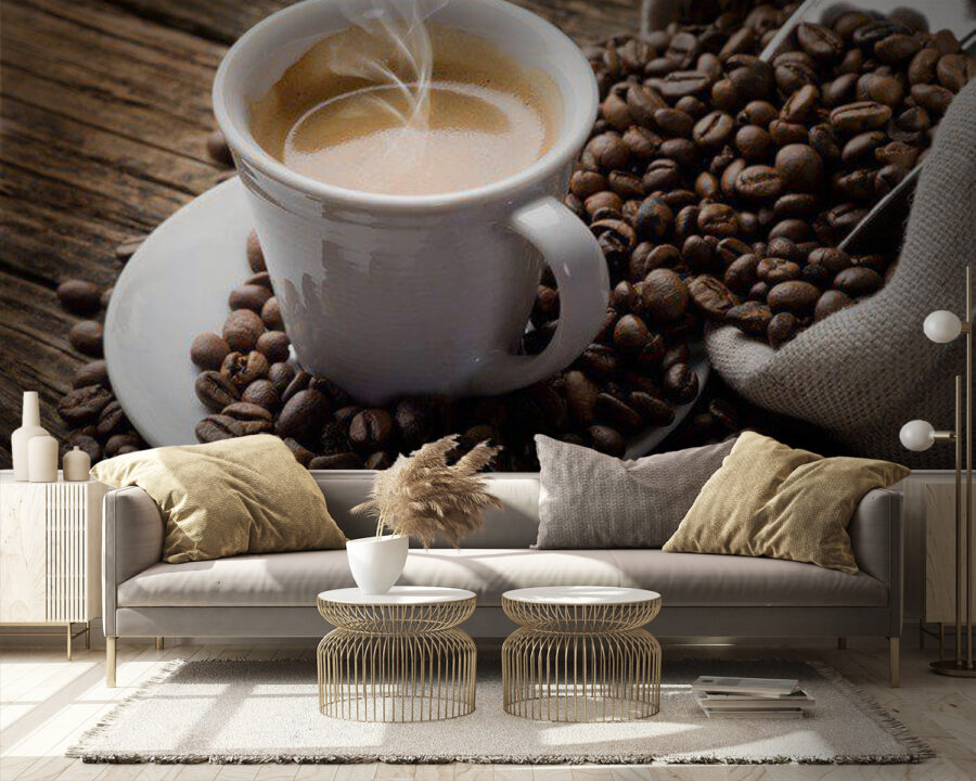 Tasse Kaffee auf einer Untertasse mit Kaffeebohnen Tasse Kaffee auf einer Untertasse mit Kaffeebohnen