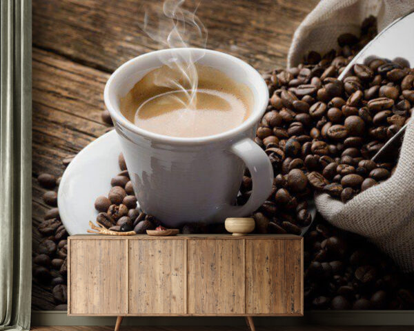 Tasse Kaffee auf einer Untertasse mit Kaffeebohnen Tasse Kaffee auf einer Untertasse mit Kaffeebohnen