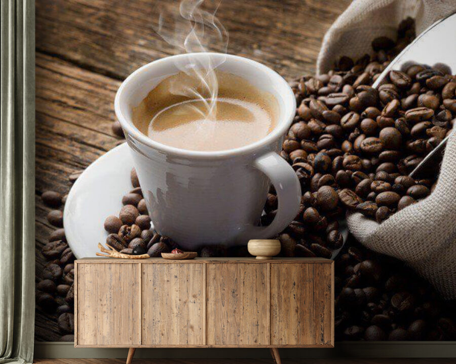 Tasse Kaffee auf einer Untertasse mit Kaffeebohnen Tasse Kaffee auf einer Untertasse mit Kaffeebohnen