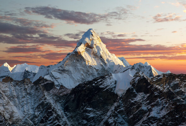 Berg mit Schnee auf dem Gipfel Berg mit Schnee auf dem Gipfel