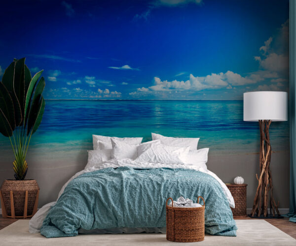 Strand mit blauem Wasser und Wolken Strand mit blauem Wasser und Wolken