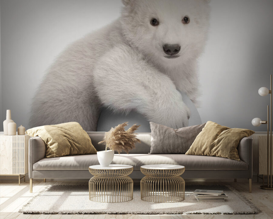Eisbär hält einen Ball