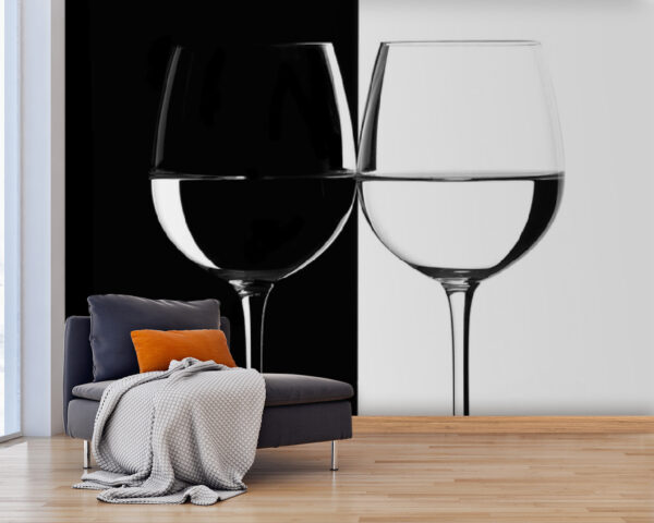Zwei Weingläser mit Wasser darin Zwei Weingläser mit Wasser darin