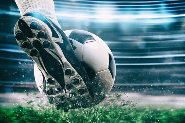 Ein Fußball, der einen Ball schießt Ein Fußball, der einen Ball schießt