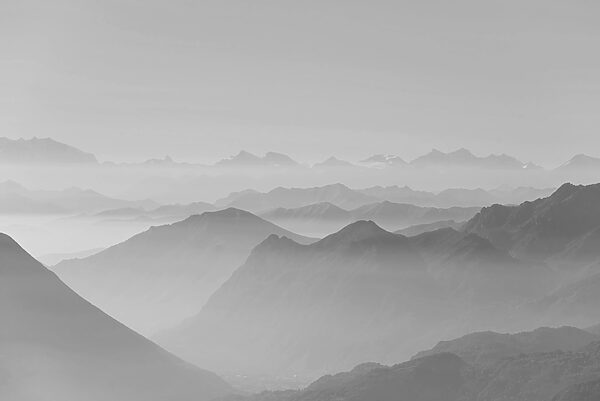 Ein Schwarz-Weiß-Bild von Bergen Ein Schwarz-Weiß-Bild von Bergen