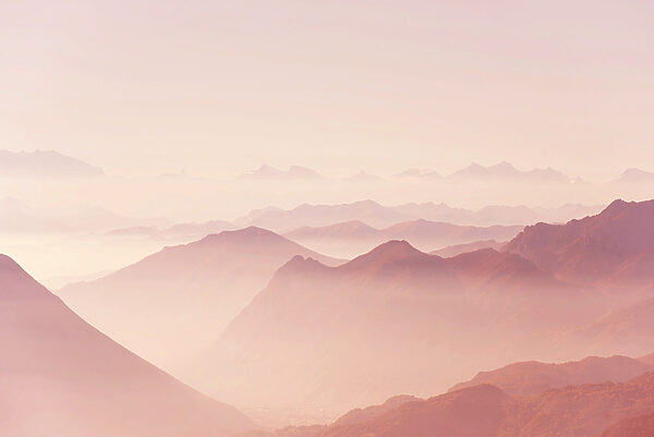 Eine Bergkette mit Nebel Eine Bergkette mit Nebel