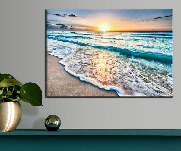 Ein Strand mit Wellen und einem Sonnenuntergang Ein Strand mit Wellen und einem Sonnenuntergang