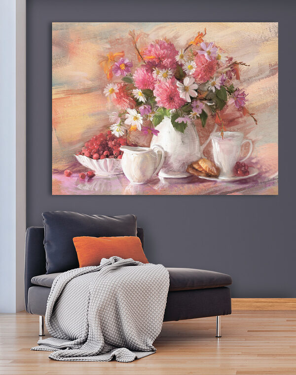 Ein Bild mit Blumen in einer Vase und einer Schüssel mit Essen Ein Bild mit Blumen in einer Vase und einer Schüssel mit Essen