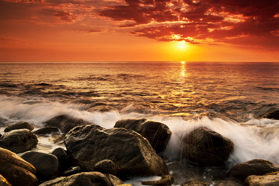 Ein Sonnenuntergang über einem felsigen Strand