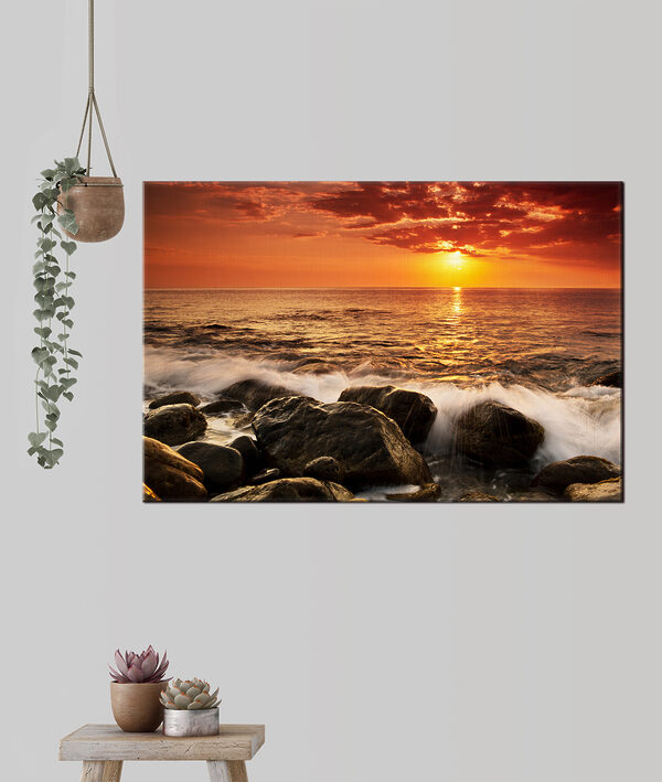 Ein Sonnenuntergang über einem felsigen Strand Ein Sonnenuntergang über einem felsigen Strand