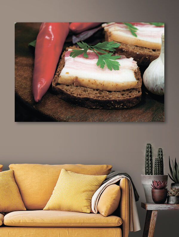 Ein Stück Brot mit Speck und Petersilie darauf Ein Stück Brot mit Speck und Petersilie darauf