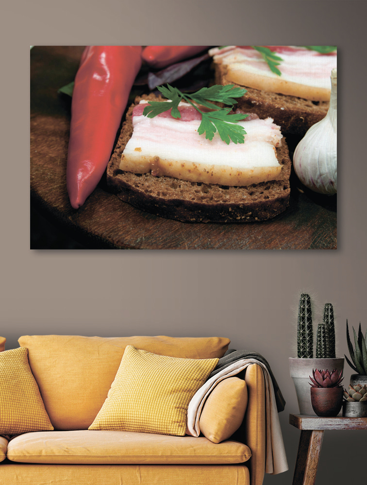 Ein Stück Brot mit Speck und Petersilie darauf Ein Stück Brot mit Speck und Petersilie darauf