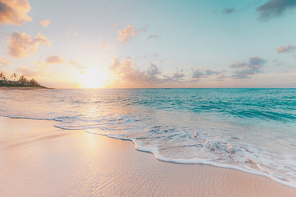 Ein Strand mit Wellen und einem Sonnenuntergang s28661p 600x400 - Ein Strand mit Wellen und einem Sonnenuntergang