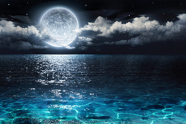 Ein Mond über dem nächtlichen Wasser Ein Mond über dem nächtlichen Wasser
