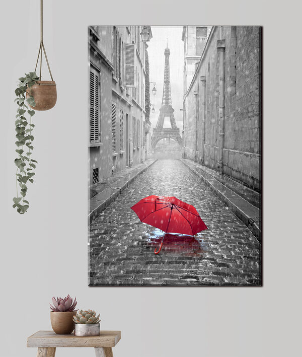 Ein roter Regenschirm in einer Straße mit einem Turm im Hintergrund Ein roter Regenschirm in einer Straße mit einem Turm im Hintergrund