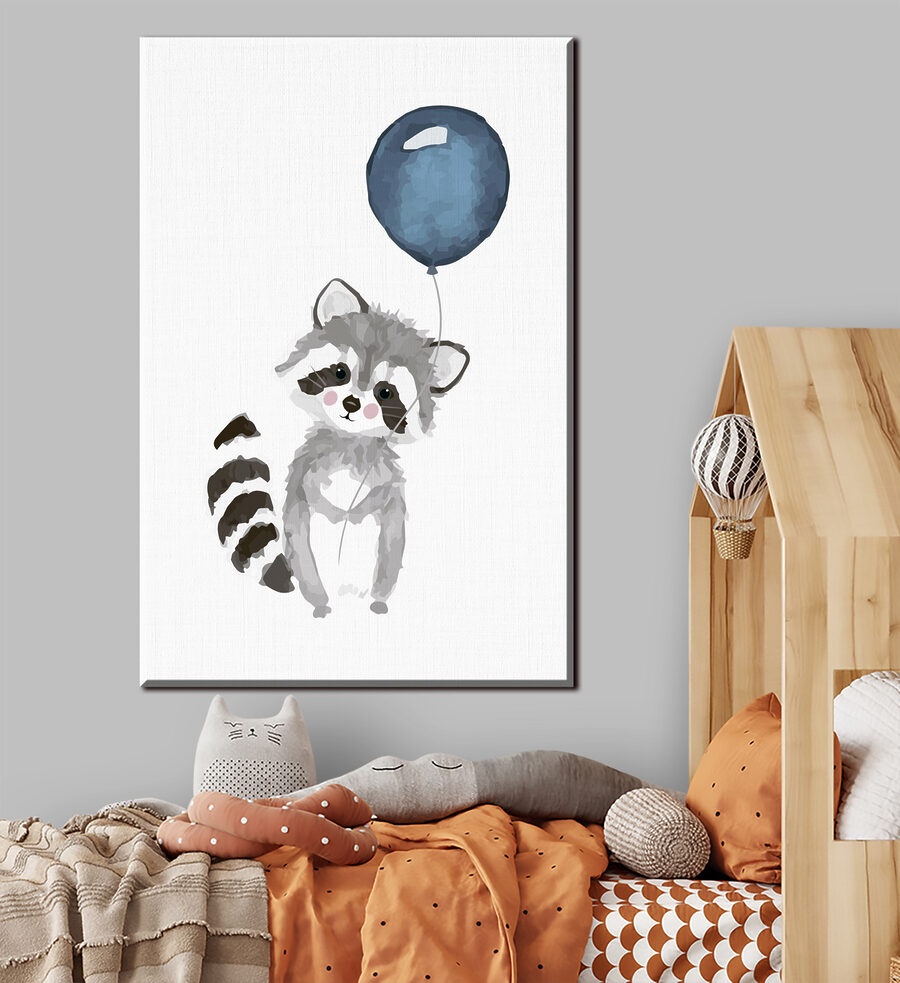 Ein Waschbär hält einen Luftballon
