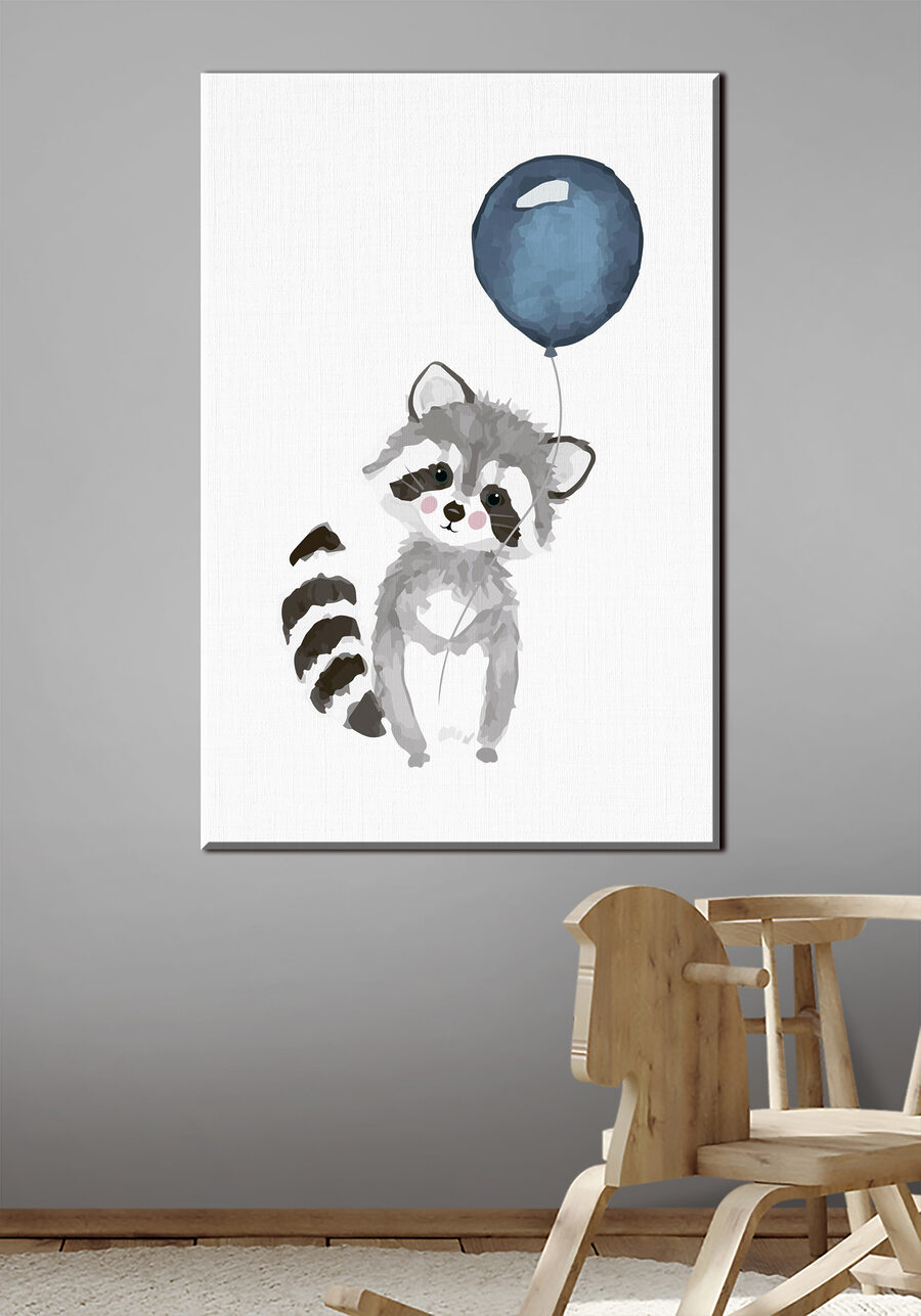 Ein Waschbär hält einen Luftballon