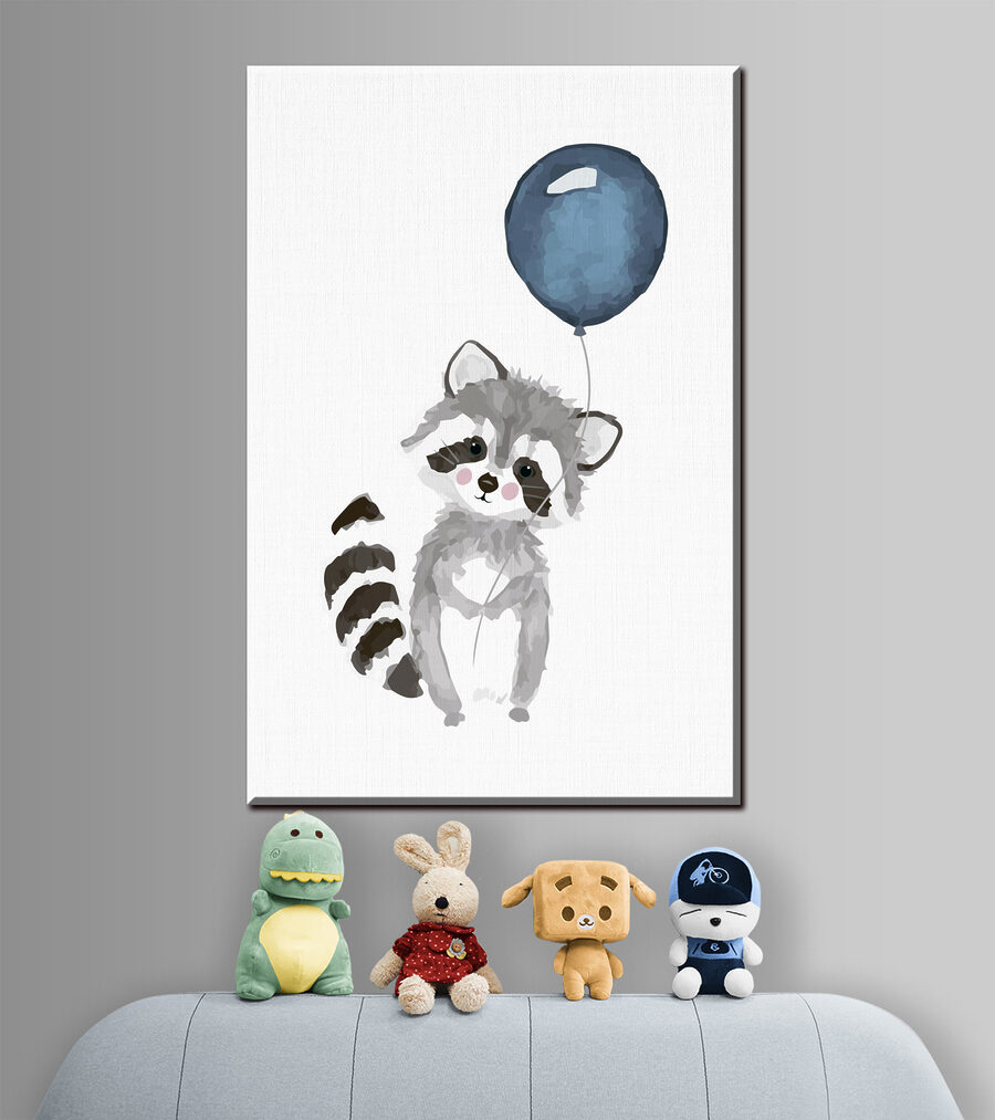 Ein Waschbär hält einen Luftballon