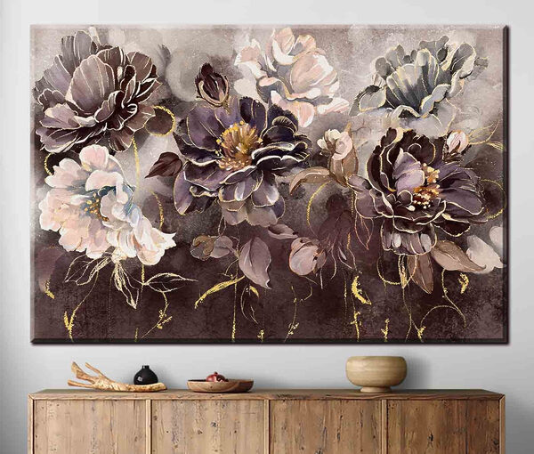 Ein Gemälde mit Blumen an der Wand Ein Gemälde mit Blumen an der Wand