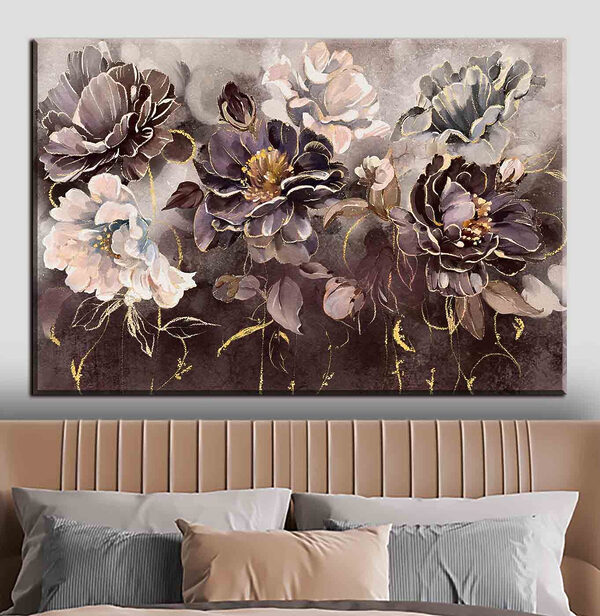 Ein Gemälde mit Blumen an der Wand Ein Gemälde mit Blumen an der Wand