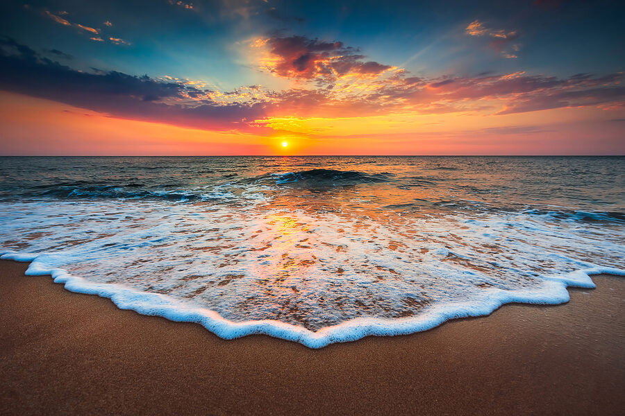 Ein Sonnenuntergang über einem Strand Ein Sonnenuntergang über einem Strand
