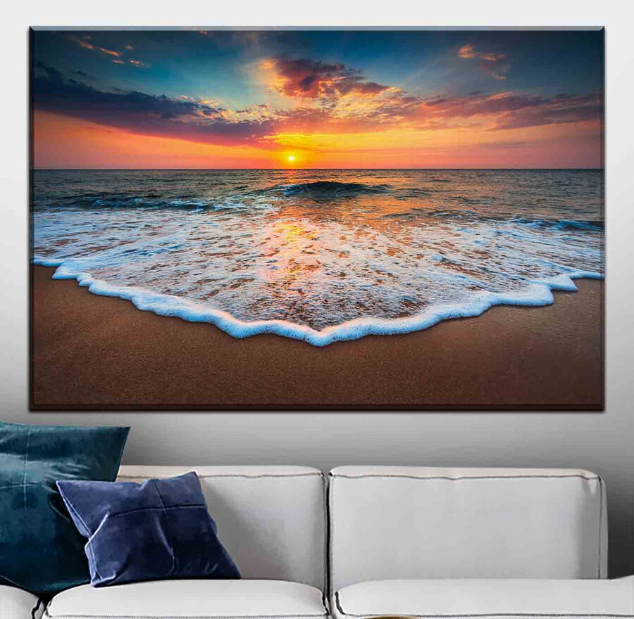 Ein Sonnenuntergang über einem Strand Ein Sonnenuntergang über einem Strand