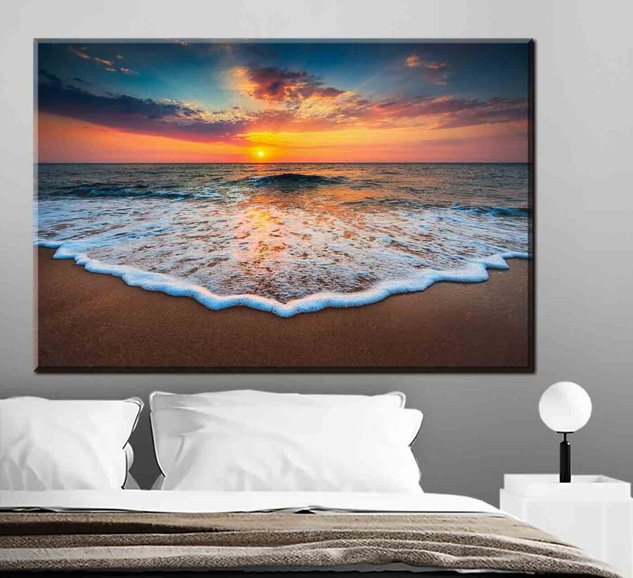 Ein Sonnenuntergang über einem Strand Ein Sonnenuntergang über einem Strand