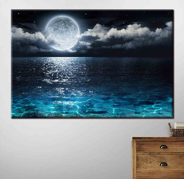 Ein Mond über dem nächtlichen Wasser Ein Mond über dem nächtlichen Wasser