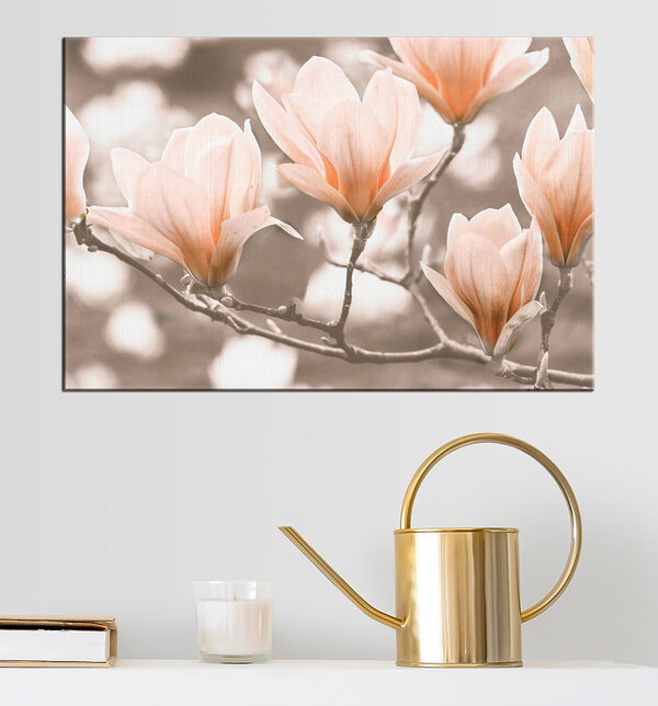 Eine Gruppe von Blumen auf einem Zweig Eine Gruppe von Blumen auf einem Zweig