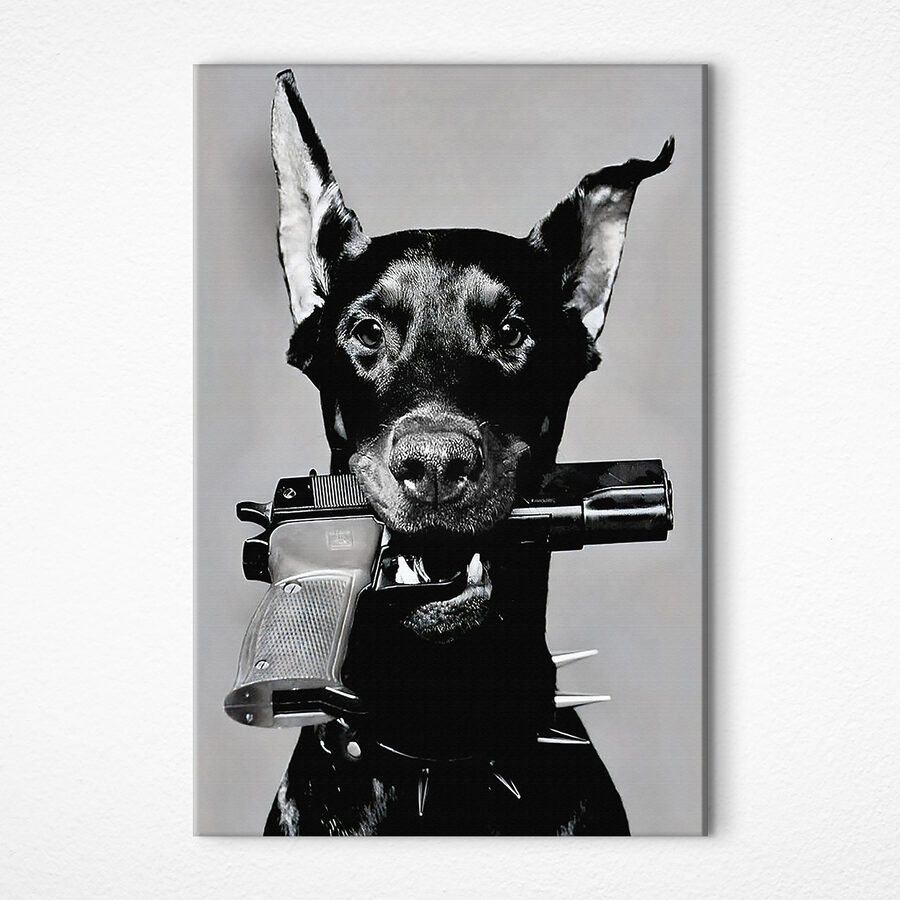 Ein Hund, der eine Pistole hält