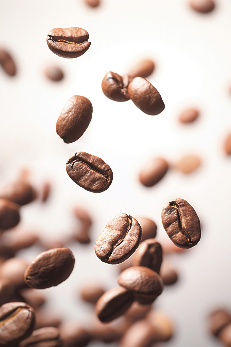 In die Luft fallende Kaffeebohnen In die Luft fallende Kaffeebohnen