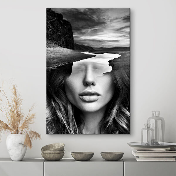 Das Gesicht einer Frau mit einem Fluss und Bergen Das Gesicht einer Frau mit einem Fluss und Bergen