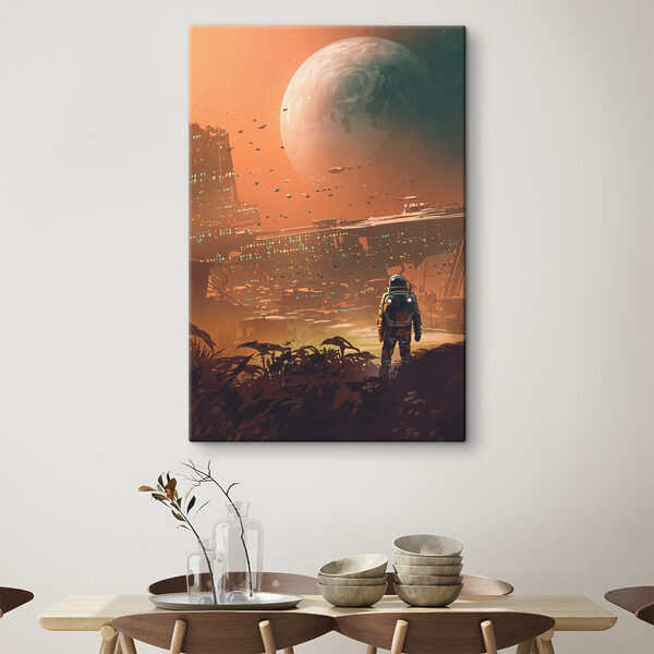 Ein Astronaut, der durch eine Stadt läuft Ein Astronaut, der durch eine Stadt läuft