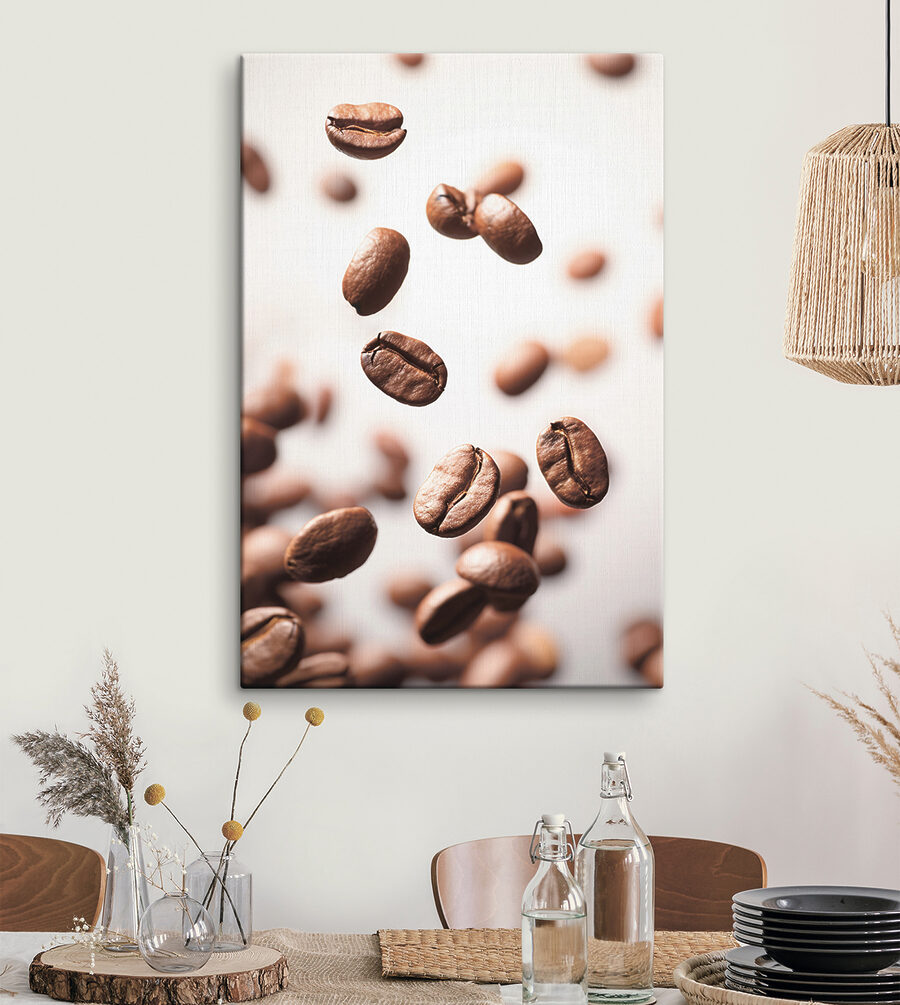 In die Luft fallende Kaffeebohnen In die Luft fallende Kaffeebohnen