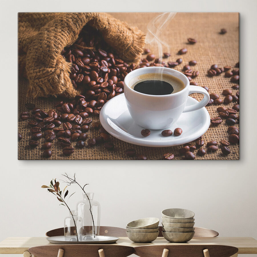 Eine Tasse Kaffee und eine Tüte mit Kaffeebohnen Eine Tasse Kaffee und eine Tüte mit Kaffeebohnen