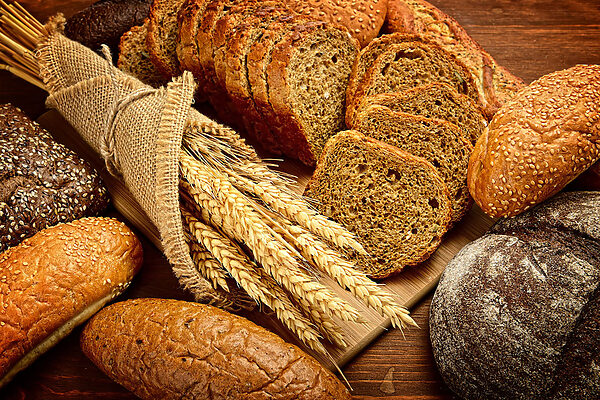 Eine Gruppe von Brot auf einem Schneidebrett Eine Gruppe von Brot auf einem Schneidebrett